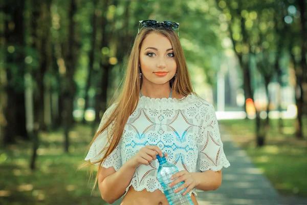 Mujer joven bebiendo agua — Foto de Stock