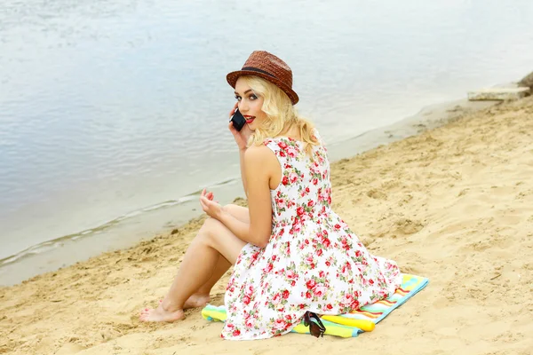 Femme sur la plage avec smartphone — Photo