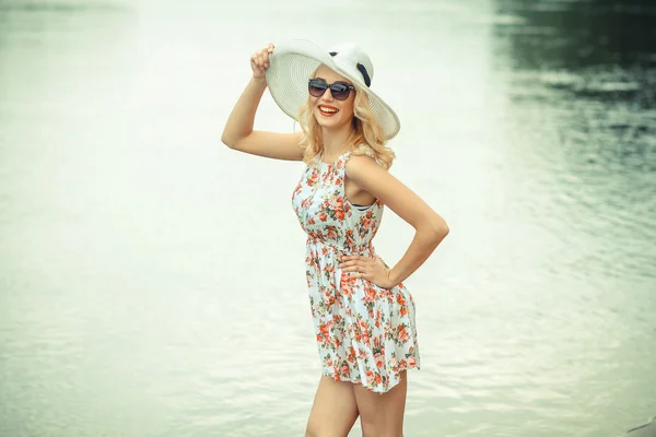 Girl in hat posing on beach — Stock Photo, Image