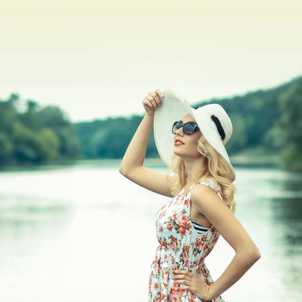 Flicka i hatt och solglasögon på stranden — Stockfoto