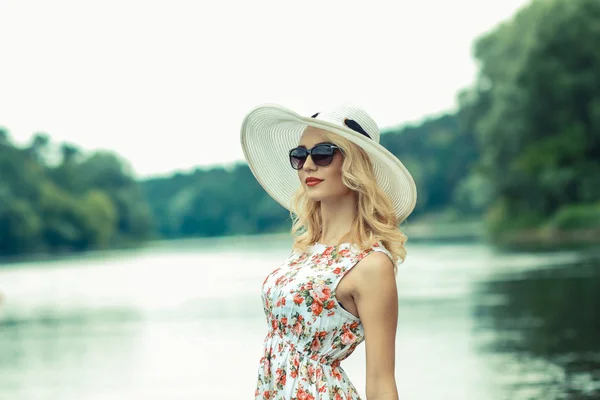 Flicka i hatt och solglasögon på stranden — Stockfoto