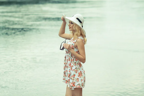 Chica en sombrero con gafas de sol en la playa —  Fotos de Stock