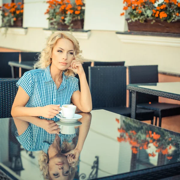 Modelo loiro com xícara de café — Fotografia de Stock