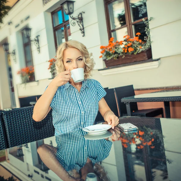 Blond girl drink coffee — Stockfoto