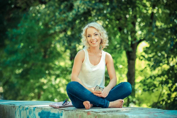 Charming blonde posing with smartphone — Zdjęcie stockowe