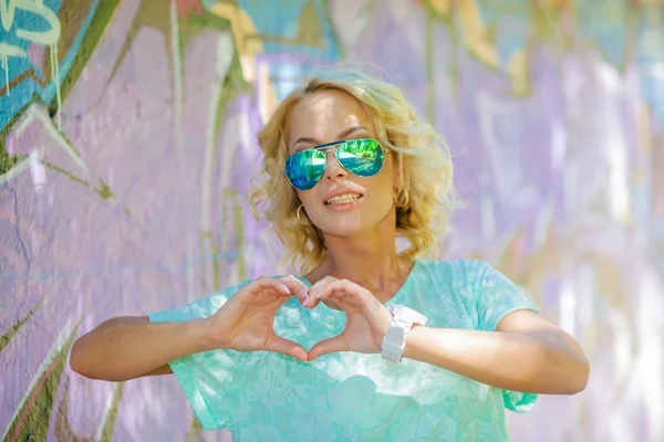 Mujer muestra las manos corazón — Foto de Stock