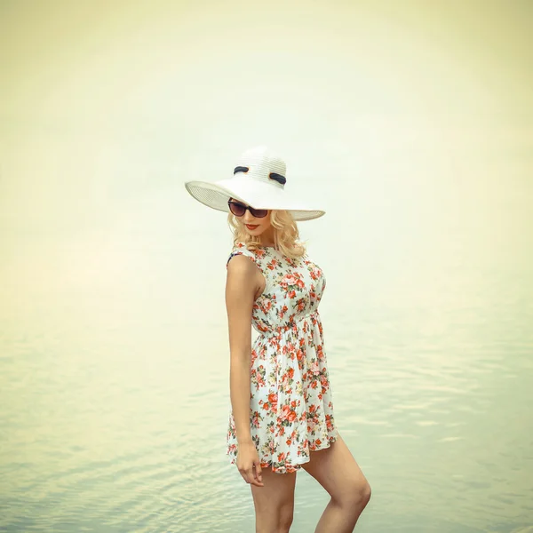 Girl in hat in sunglasses on beach — Stock Photo, Image