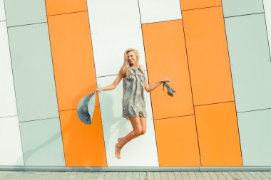 sarışın kadın şapkasıyla poz