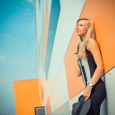 uzun etekli şapkalı sarışın kız