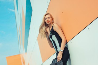 uzun etekli şapkalı sarışın kız