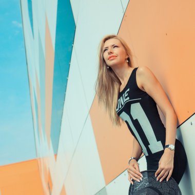 uzun etekli şapkalı sarışın kız