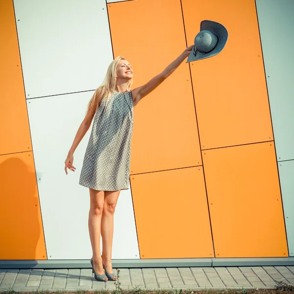 Mujer rubia posando con sombrero — Foto de Stock