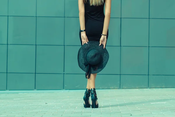 Chica en vestido largo con sombrero — Foto de Stock