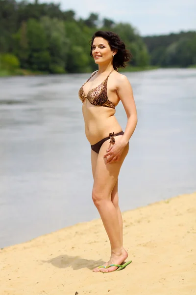 Chica posando en la playa en bikini —  Fotos de Stock
