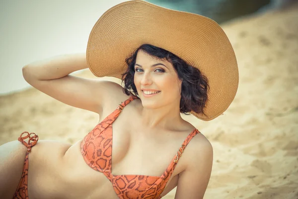 Mujer en sombrero de paja en la playa —  Fotos de Stock