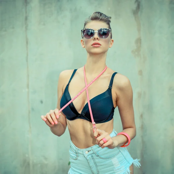 Модная блондинка в солнцезащитных очках — стоковое фото