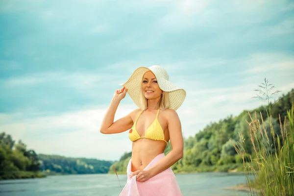 Blond girl in bikini and hat — Stock Photo, Image