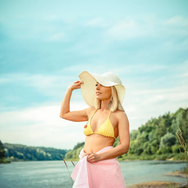 Fille blonde en bikini et chapeau — Photo