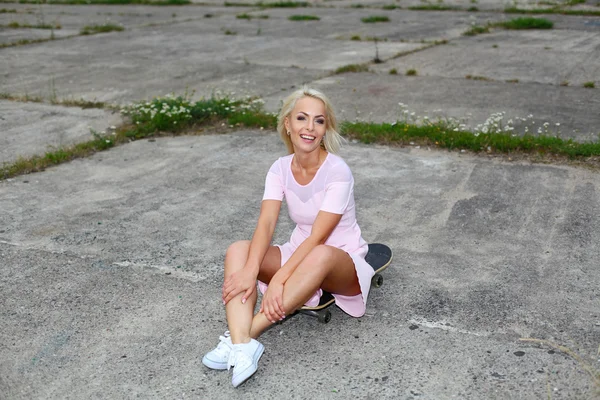 Girl having fun on a skateboard — Stockfoto