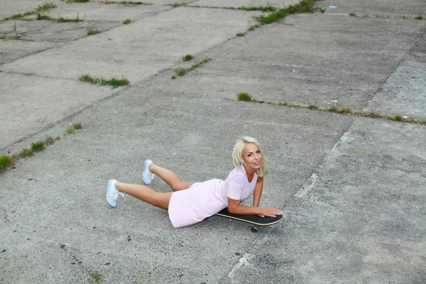 Girl having fun on a skateboard — Stok fotoğraf