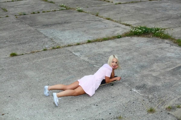 Girl having fun on a skateboard — 스톡 사진