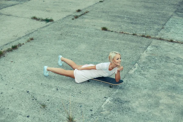 Girl having fun on a skateboard — Stok fotoğraf