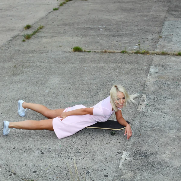 Girl having fun on a skateboard — Stok fotoğraf