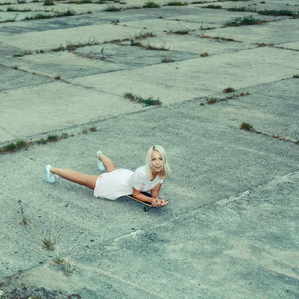 Girl having fun on a skateboard — Foto de Stock