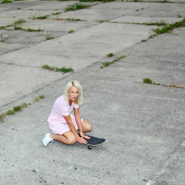 Mädchen hat Spaß auf einem Skateboard — Stockfoto