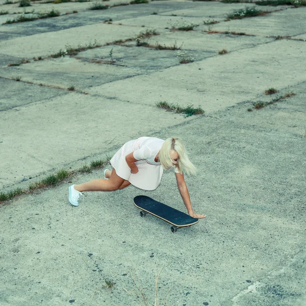 Mädchen hat Spaß auf einem Skateboard — Stockfoto