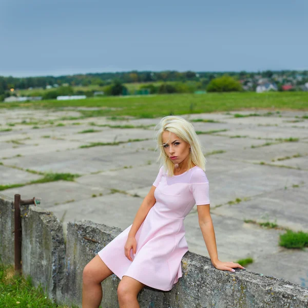 Jovem mulher em vestido rosa — Fotografia de Stock