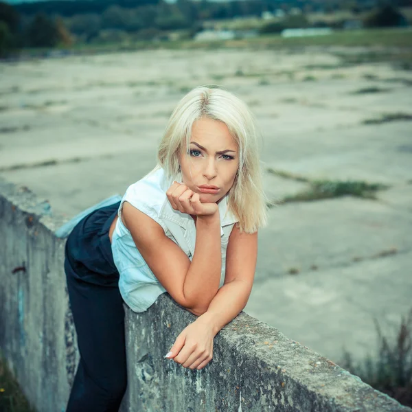 Hermosa mujer rubia al aire libre — Foto de Stock