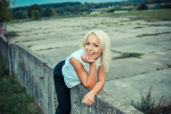 Mooie blonde vrouw buiten — Stockfoto