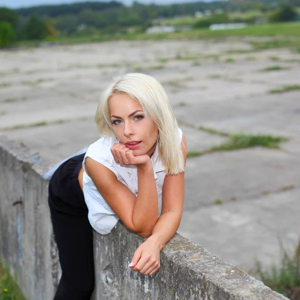 Vacker blond kvinna utomhus — Stockfoto