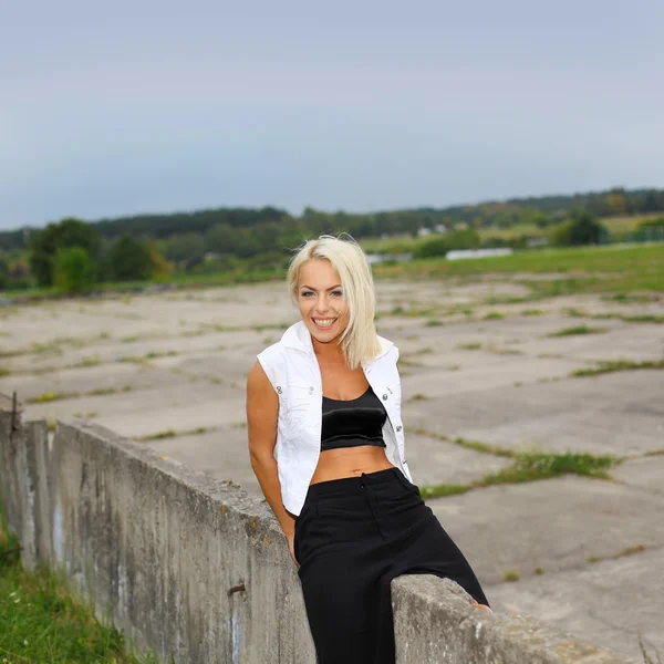 Mulher loira bonita ao ar livre — Fotografia de Stock