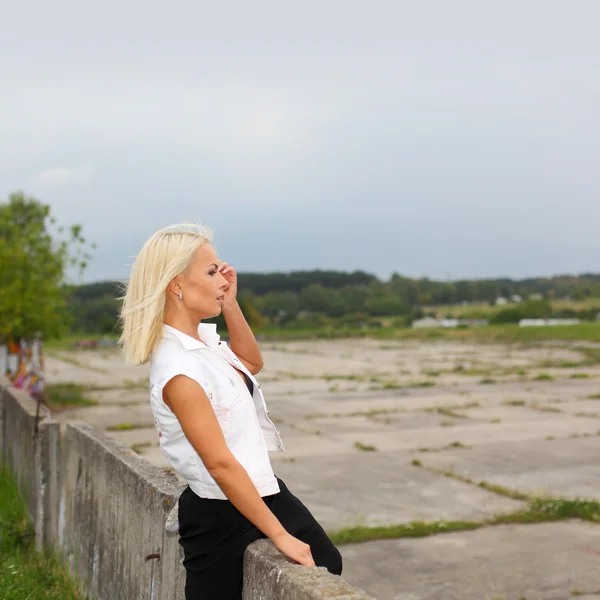 Belle femme blonde en plein air — Photo