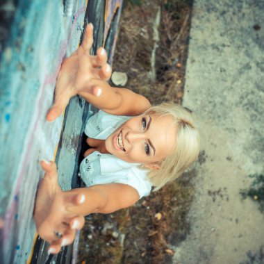 güzel kız yukarı tırmanma