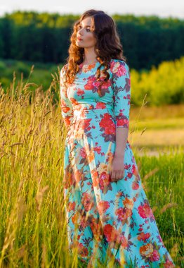 genç kadın bir alanda yürüyüş