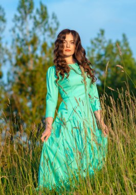 genç kadın bir alanda yürüyüş