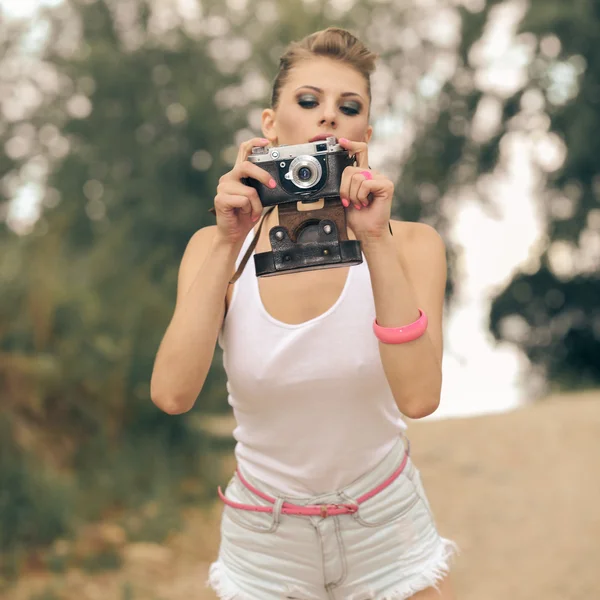 Chica hipster usando cámara vintage. — Foto de Stock