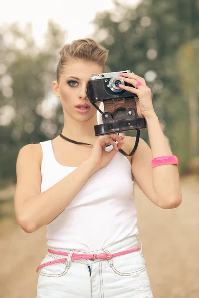 Chica hipster usando cámara vintage. — Foto de Stock