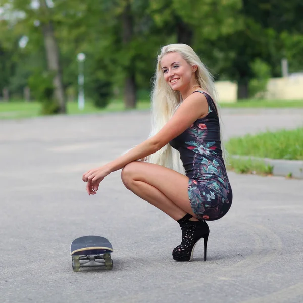 Modisches Mädchen mit Skateboard — Stockfoto