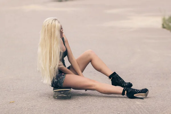 Модна дівчина зі скейтбордом — стокове фото