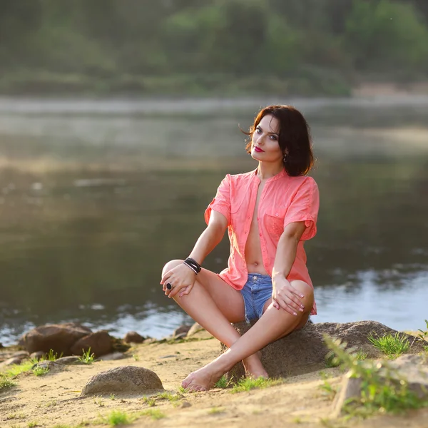 Femme sexy sur la plage — Photo