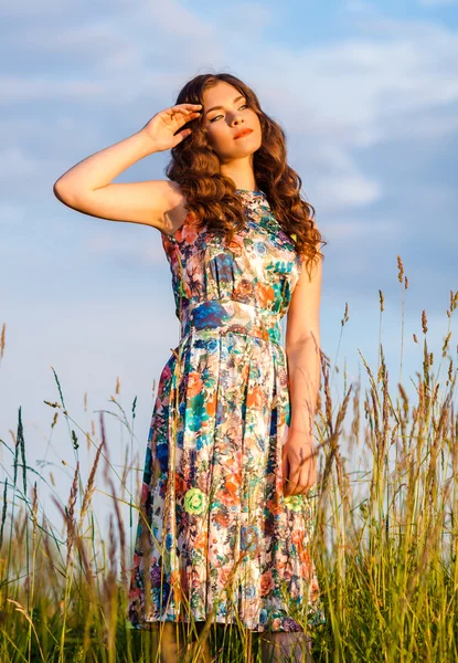 Mujer joven caminando en un campo —  Fotos de Stock