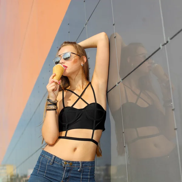 Mujer disfrutando de un helado —  Fotos de Stock