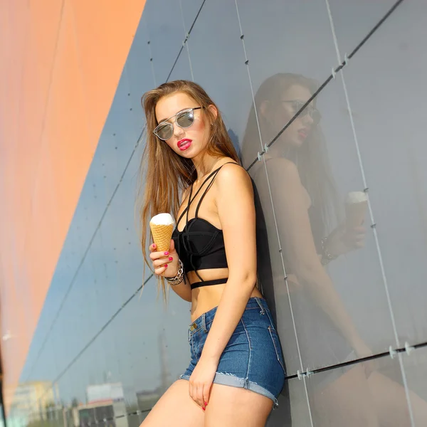 Женщина наслаждается мороженым — стоковое фото