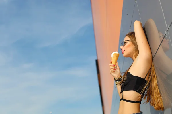 Mulher desfrutando de um sorvete — Fotografia de Stock