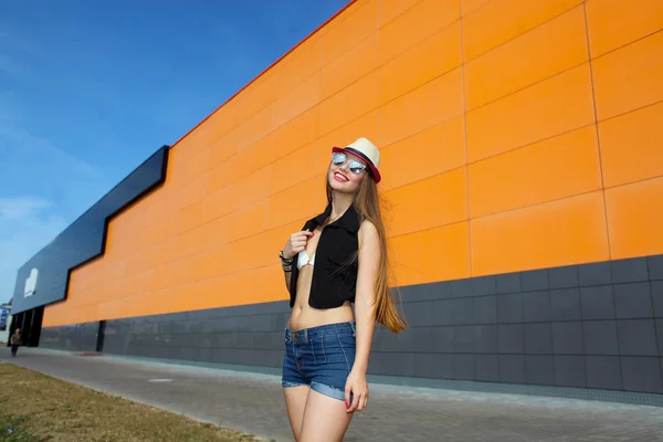 Schöne Hipster glückliches Mädchen — Stockfoto