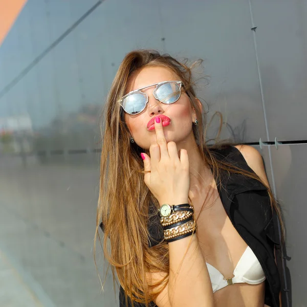 Hipster girl showing obscene gesture — Stock Photo, Image